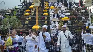 Sulinggih-Puput-Puncak-Upacara-Ida-Bhatara-Turun-Kabeh-di-Pura-Besakih-Bali.jpg