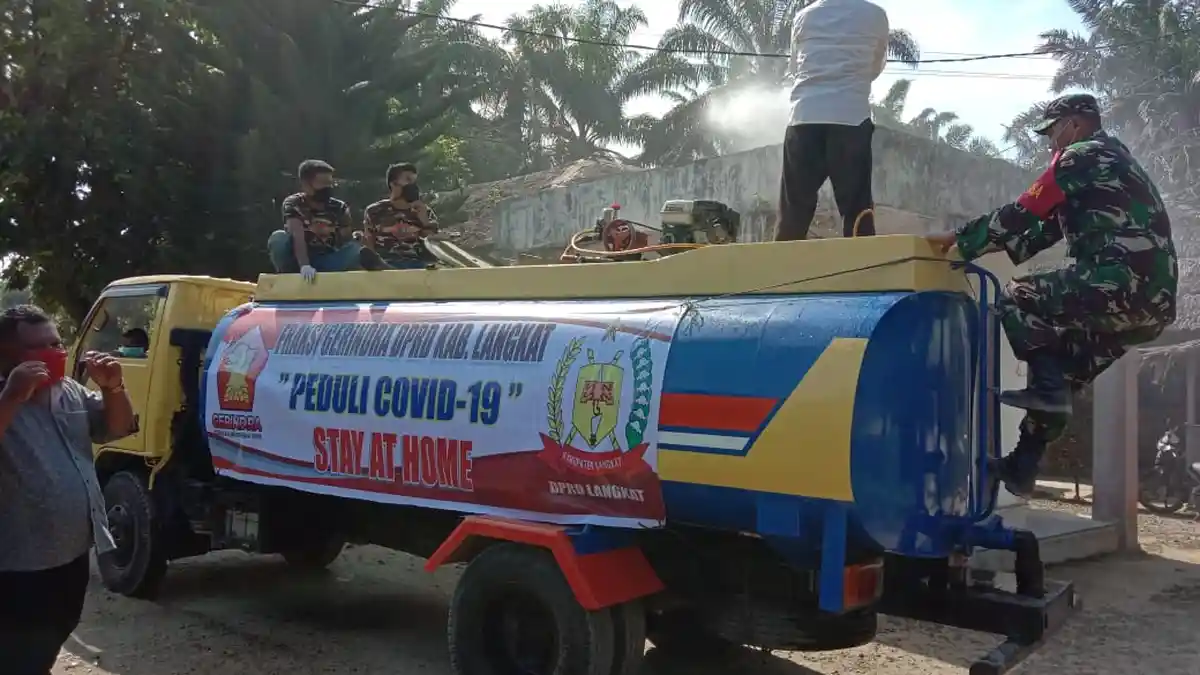 Cegah Virus Corona, Fraksi Gerindra DPRD Langkat Keliling Desa Semprot Disinfektan