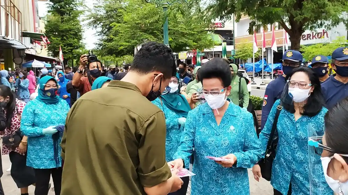 TP PKK DIY Bagikan Masker di Malioboro