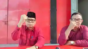 Ketua-DPC-PDIP-Polaman-Ibrahim-kiri-saat-ditemui-di-Jl-Cokroaminoto-Kelurahan-Pekkabata.jpg