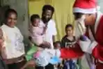 Santa Clause Yonif PR 328/DGH Bagi Hadiah Natal