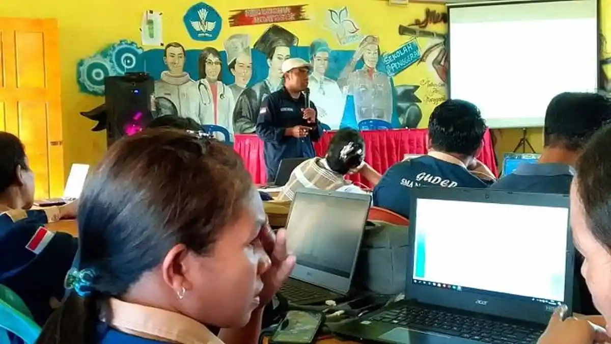 Dosen Prodi PBSI Unika Ruteng Adakan PkM Menulis Bagi Guru SMAN 3 Poco Ranaka