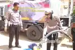 kasat-lantas-polres-bangkalan-akp-anindita-harcahyaningdyah-menyalurkan-air-bersih-bangkalan.jpg