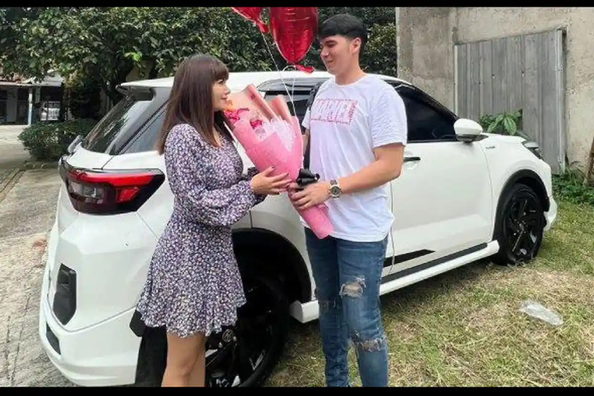 Ridho Ilahi Syok Dinar Candy Beri Hadiah Mobil Mewah