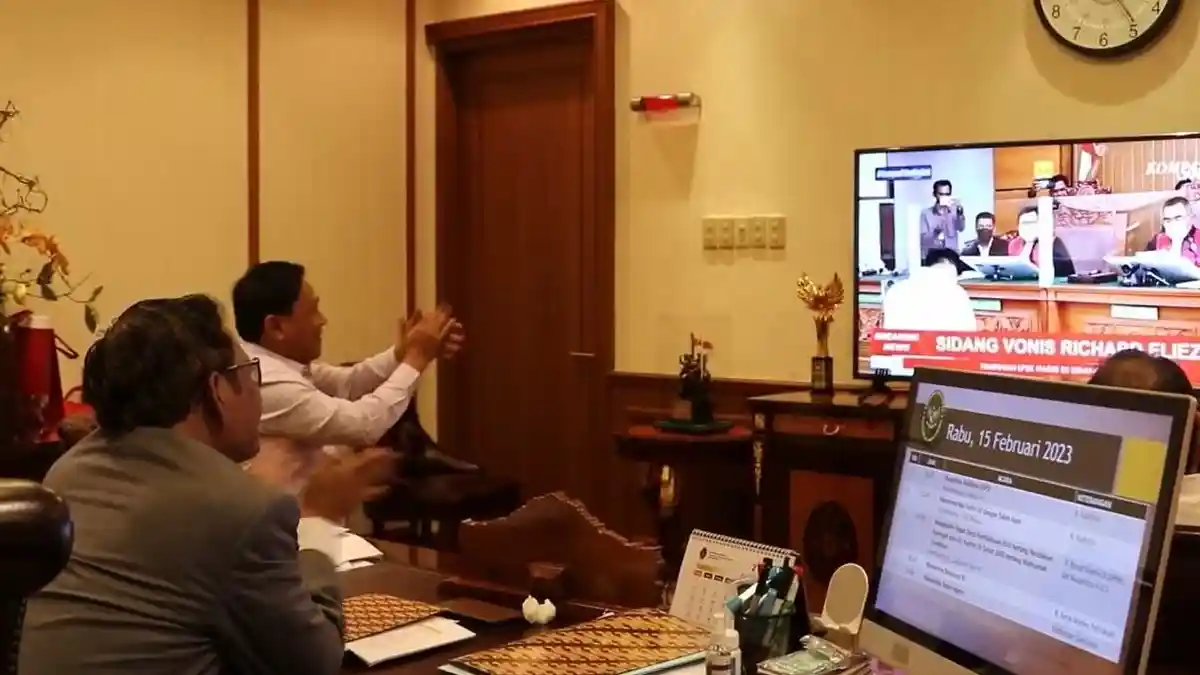 Saking Gembiranya, Mahfud MD Tepuk Tangan Usai Nonton Bharada E Divonis 'Hanya' 1,5 Tahun Penjara