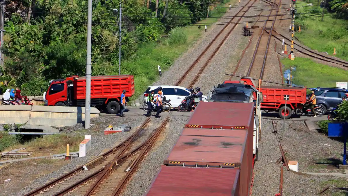 Perempuan Tewas Tertabrak Kereta Api di Kota Semarang, Diduga Sengaja Bunuh Diri