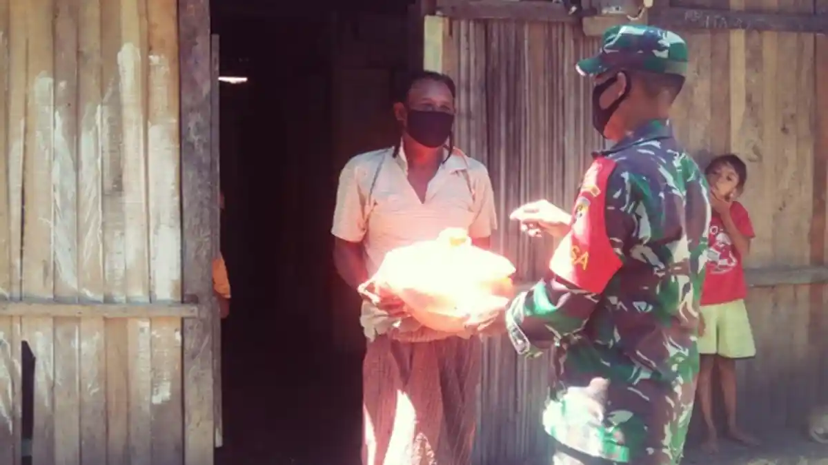 Babinsa dan Komunitas Peduli NTT Bagi Sembako dan Masker Untuk Warga Oebobo