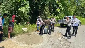 Demi-Kelancaran-Arus-Mudik-Lebaran-2025-Satlantas-Polres-Konawe-Selatan-Perbaiki-Jalan-Berlubang.jpg