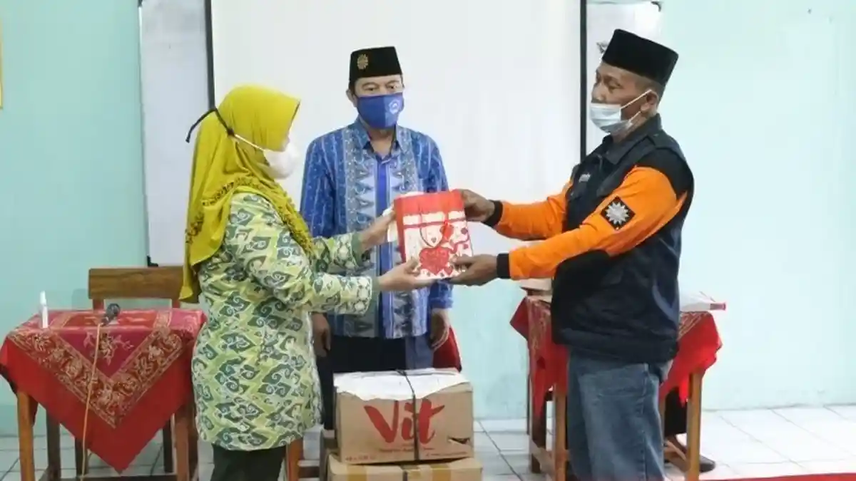 LazisMu Beri Bantuan Guru SMP Muhammadiyah 1 Semarang Korban Kebakaran Asrama Kodam