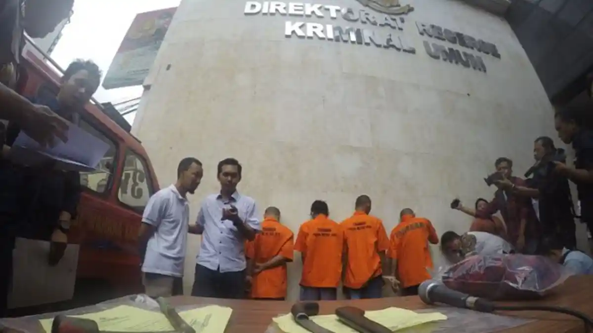 Komplotan Perampok Beraksi di Atas Angkot Tujuan Pulogadung, Penumpang Ditikam