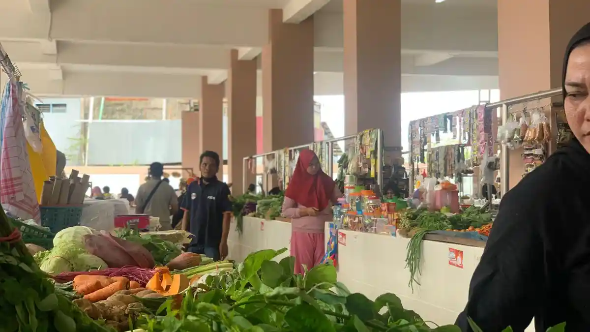 Masih Ada Pedagang Liar di Depan Pasar Baqa Samarinda Kaltim, Pedagang Akui Pembelinya Terbagi