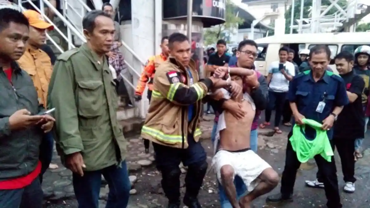 Pria Setengah Telanjang Turun dari Tiang JPO Setelah Kebelet Buang Air Besar