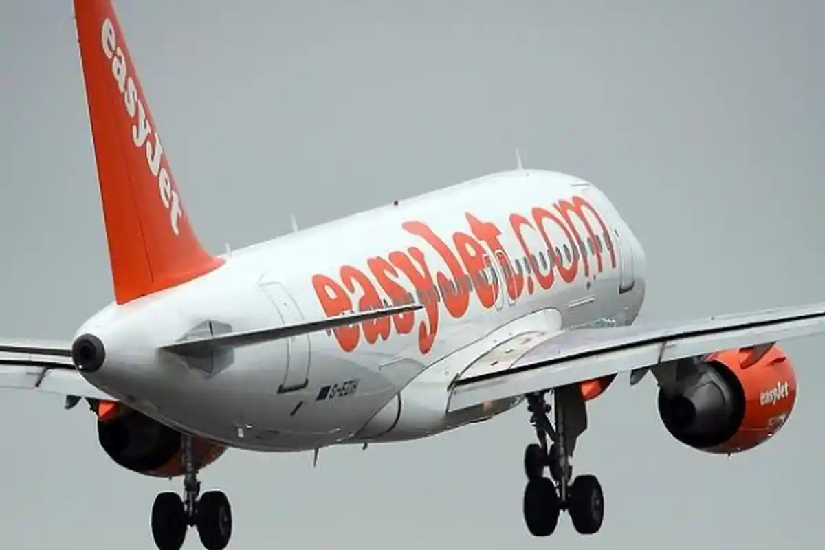 Tak Terima Dikeluarkan dari Pesawat, Seorang Penumpang 'Tanduk' Kru Maskapai EasyJet