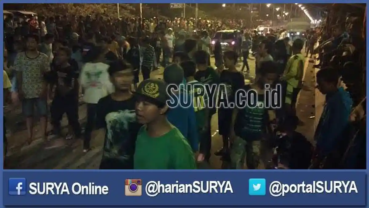 Sweeping Massa Beratribut Bonek di Depan Jembatan Suramadu Rusak Dua Mobil Berpelat N