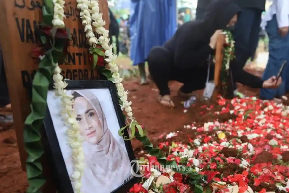 Benda yang Ada di Kuburan Vanessa Angel Hilang, Keluarga Duga yang Ambil Adalah Peziarah