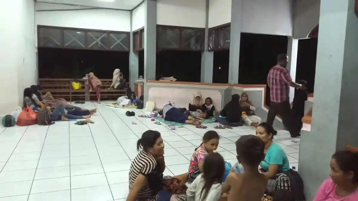 Pasca Gempa, Truk Pol PP dan Polres Sikka Angkut Warga Kembali ke Kampung Wuring