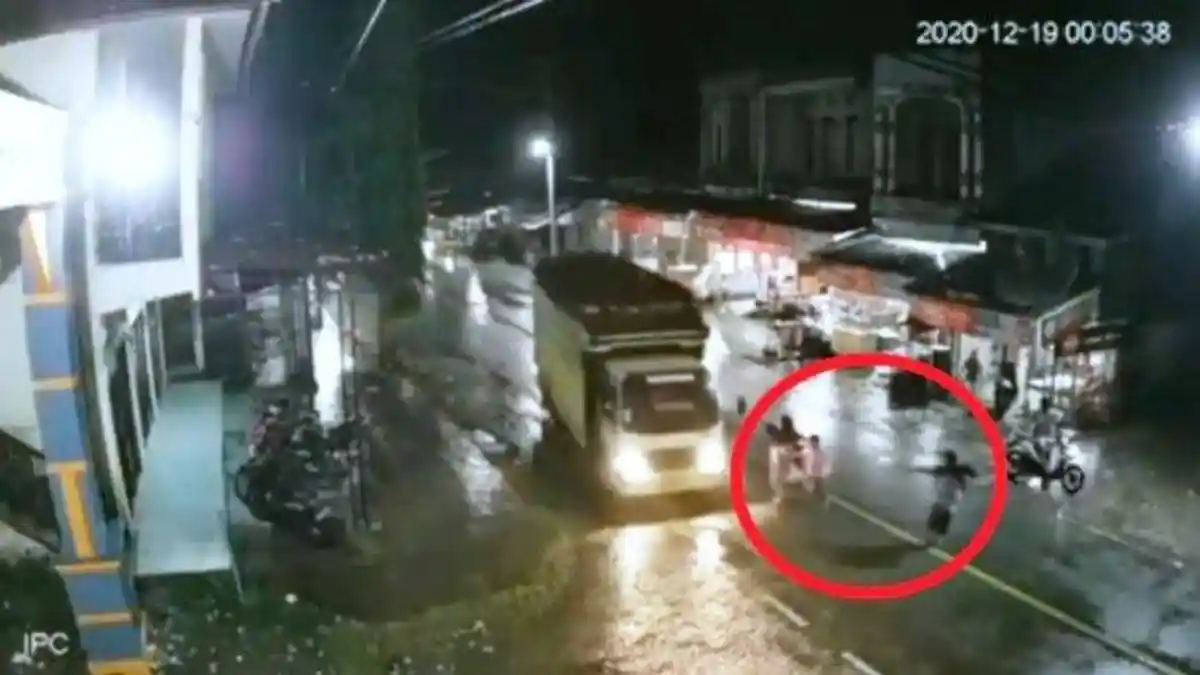 VIRAL Video Anak Gadis Tewas Dilindas Truk yang Dibawa Ayahnya Saat Akan Pergoki Bersama Selingkuhan