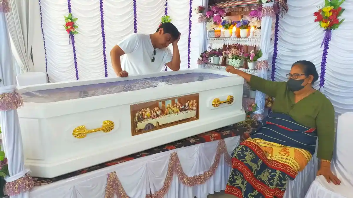 Sekda NTT Meninggal, Putra Sulung Sekda Domu Warandoy Tiba di Rumah ...