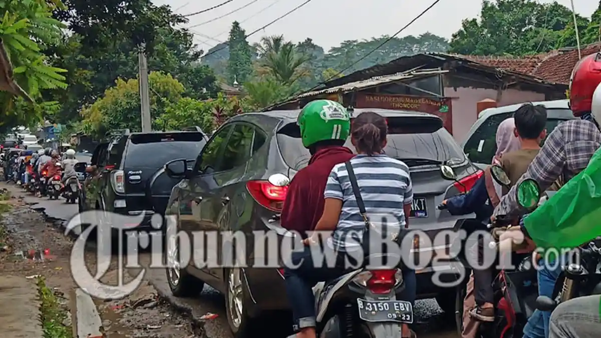 Jalan Menuju Kawasan Wisata Gunung Pancar Sempit, Wisatawan Harus Antre