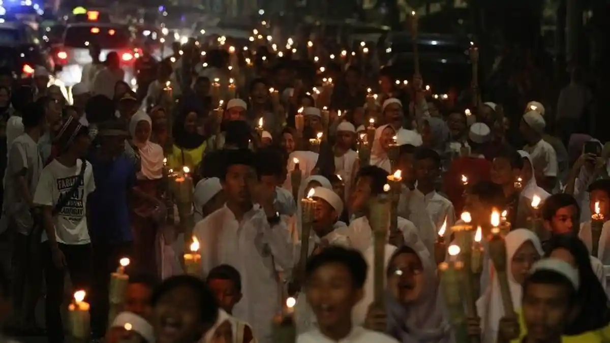 Sambut Tahun Baru 1 Muharram, Warga Warakas Gelar Pawai Obor dengan Lightstick