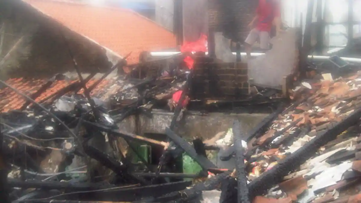 Enam Rumah Hangus Saat Ditinggal Mengungsi