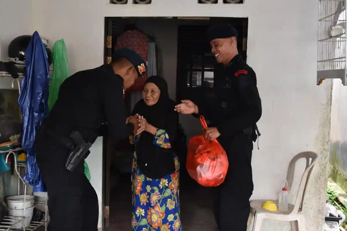 Jumat Berkah, Brimob Kalbar Berbagi Kebahagiaan Antar Sesama dengan Membagikan Paket Sembako