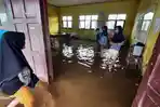 Sekolah-terendam-banjir-rob-kegiatan-sekolah-tetap-dilakukan-meski-dapat-teror-buaya.jpg