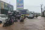 Kali Cabang Meluap Jalan Raya Sawangan Depok Terendam Banjir Hampir 1 Meter, Banyak Pengendara Mogok