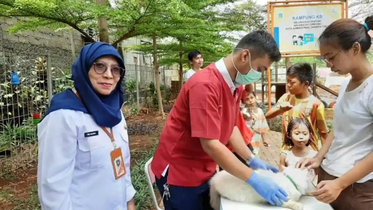 Pertahankan DKI Bebas Rabies, Petugas Suku Dinas KPKP Jakarta Timur Beri Vaksin Gratis