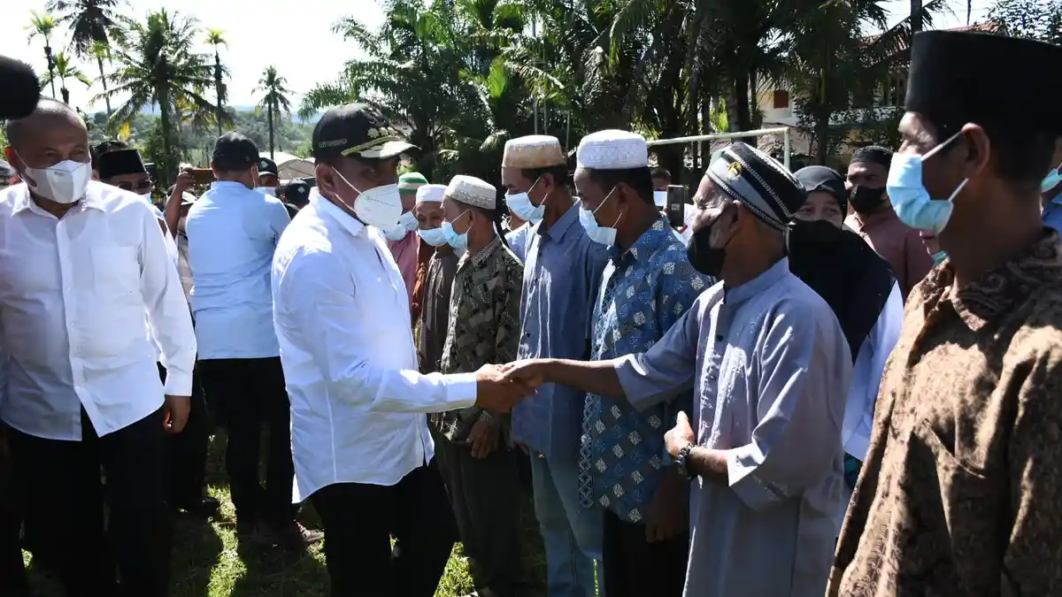 Gubernur Edy Rahmayadi Bagikan Paket Sembako ke Warga di Madina dan Palas