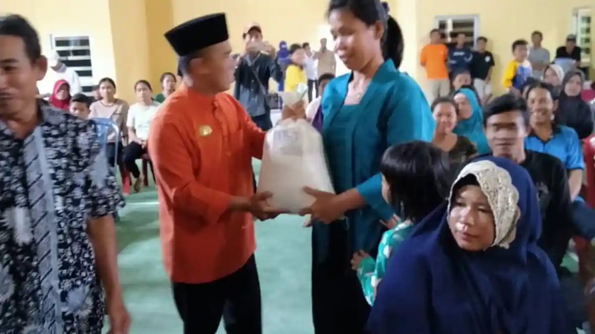 Bupati Atbah Beri Bantuan pada Warga Terdampak Banjir di Desa Bukit Segoler