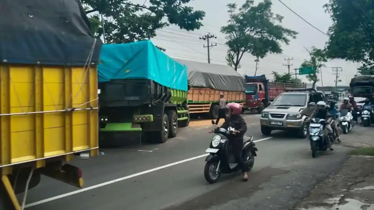 BREAKING NEWS - Kecelakaan Beruntun di Jalan Sragen-Ngawi, Libatkan 3 Truk dan 1 Mobil Pick Up
