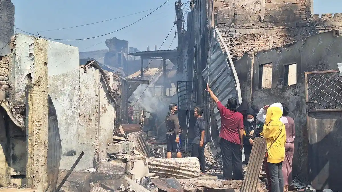 Damkar Berjibaku 16 Jam Padamkan Api Kebakaran di Kampung Bali Manggarai