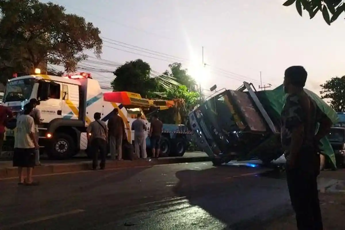 Jalan Raya Bogor Macet Panjang Imbas Truk Tronton Terguling Seberang Puskesmas Cimanggis Depok