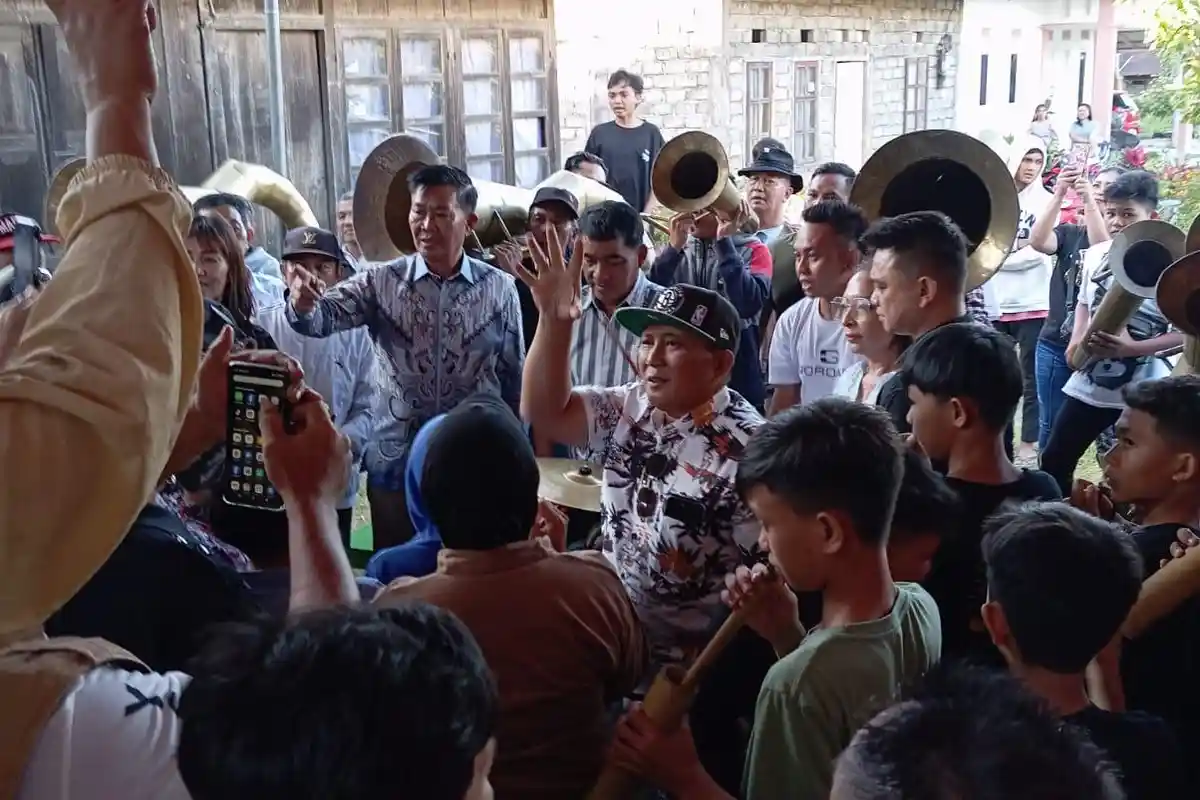 Yulius Komaling Disambut Meriah Warga Desa Kaayuran Minahasa, Unjuk Kebolehan Main Drum Bass