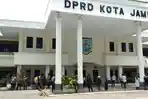 suasana-gedung-dprd-kota-jambi-pasca-diserang-ratusan-pelajar-stm.jpg