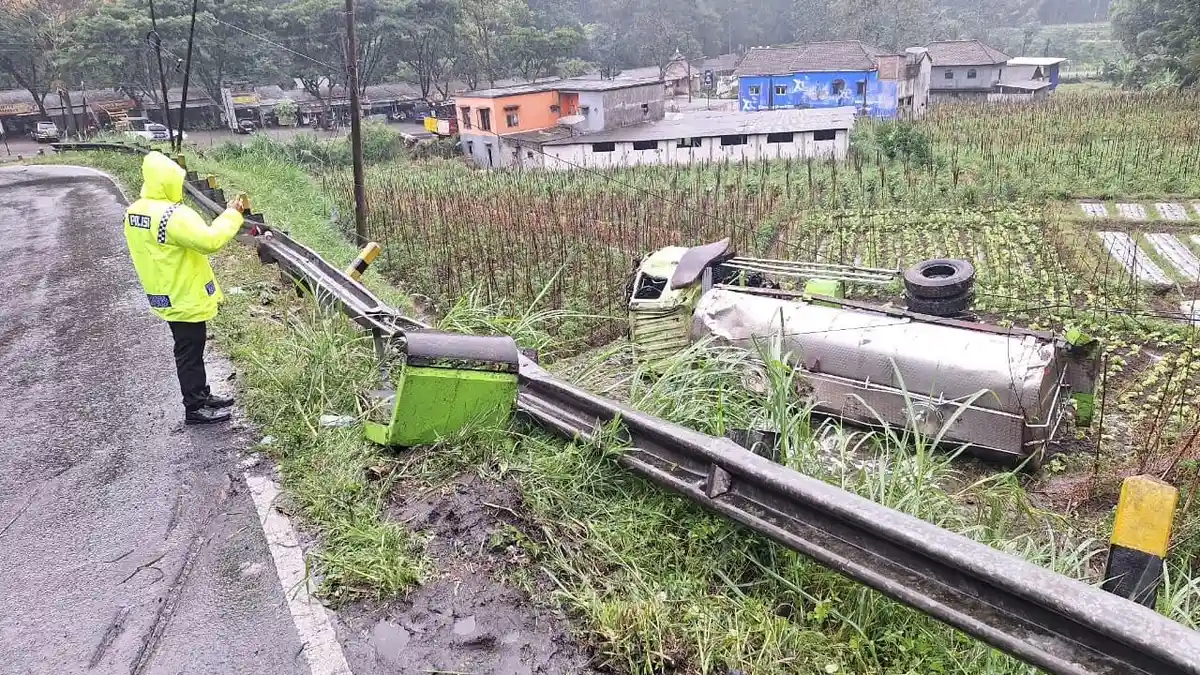 Kecelakaan di Pujon Malang, Truk Muat Susu Terguling Warga Berebut Bawa Galon, 2 Orang Terluka