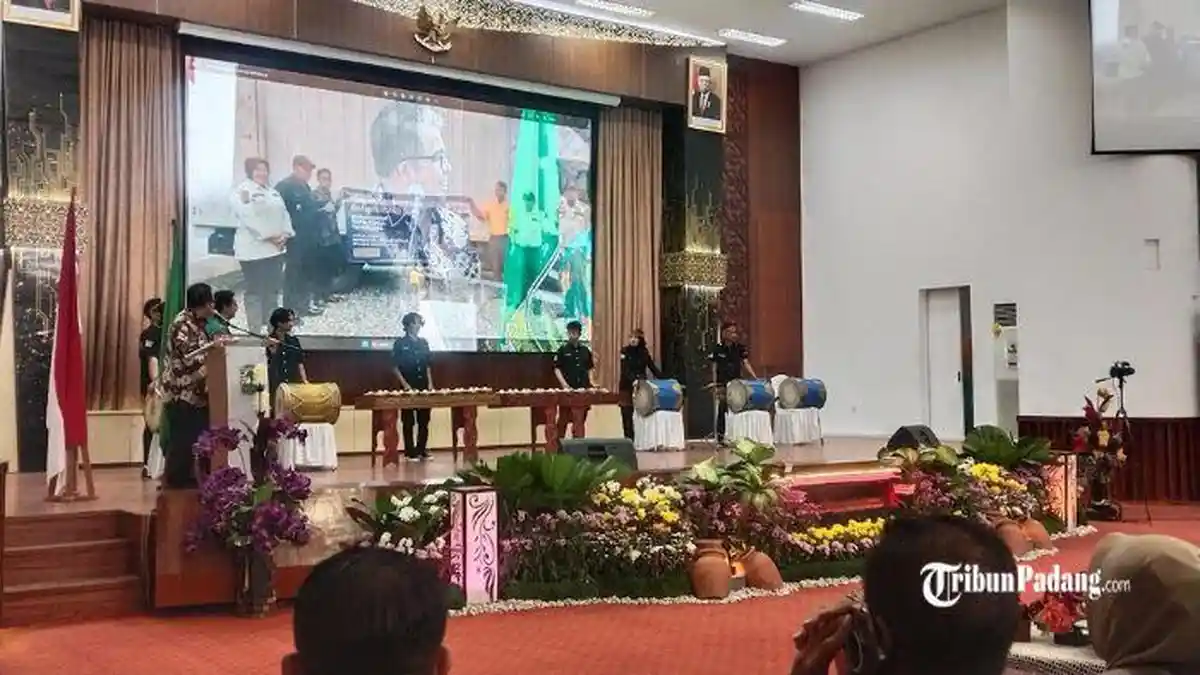 Dies Natalis ke-67, Unand Lepas Perdana Gambir Black Cube untuk Tinta Pemilu 2024