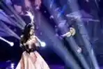 Aksi Panggung Syahrini Feat Melly Goeslaw