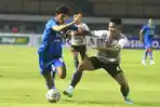 jabar/pemain-persib-bandug-ryan-kurnia-berebut-bola-dengan-pemain-dewa-united.jpg