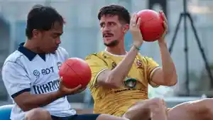 Pemain-Madura-United-FC-fokus-latihan-fisik-di-Stadion-Gelora-Bung-SGB.jpg