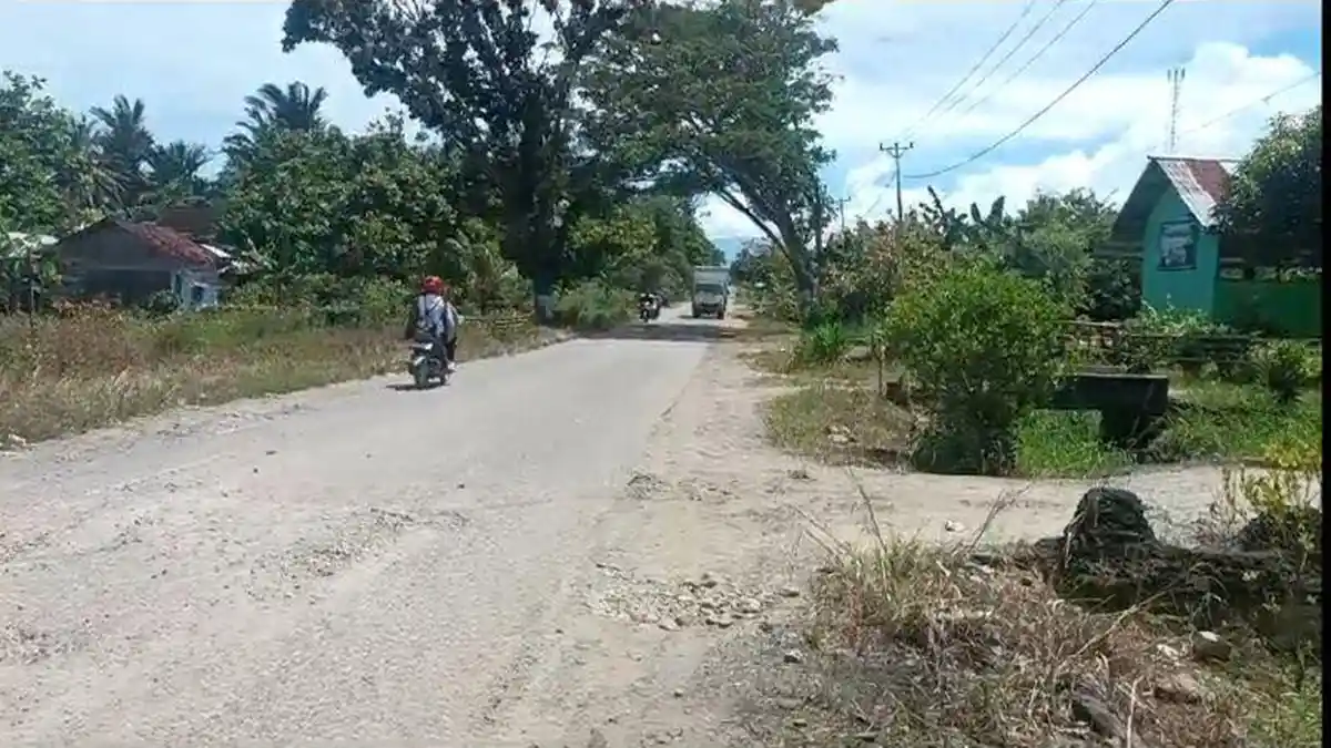 Jalan Berlubang Hiasi Bolmong Sulawesi Utara, Ini Kata Suehendra Hamim