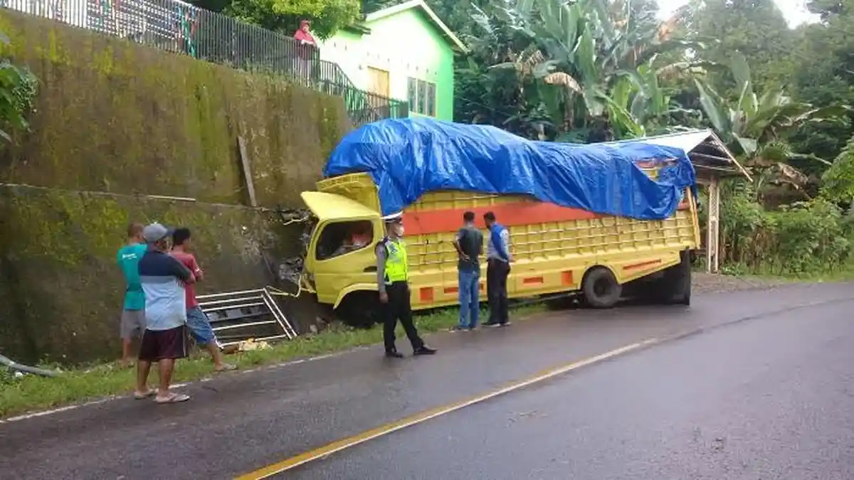 Satu Meninggal, Berikut Identitas Lengkap Sopir & Penumpang Mobil Truk Tabrak Pagar Warga di Sinjai