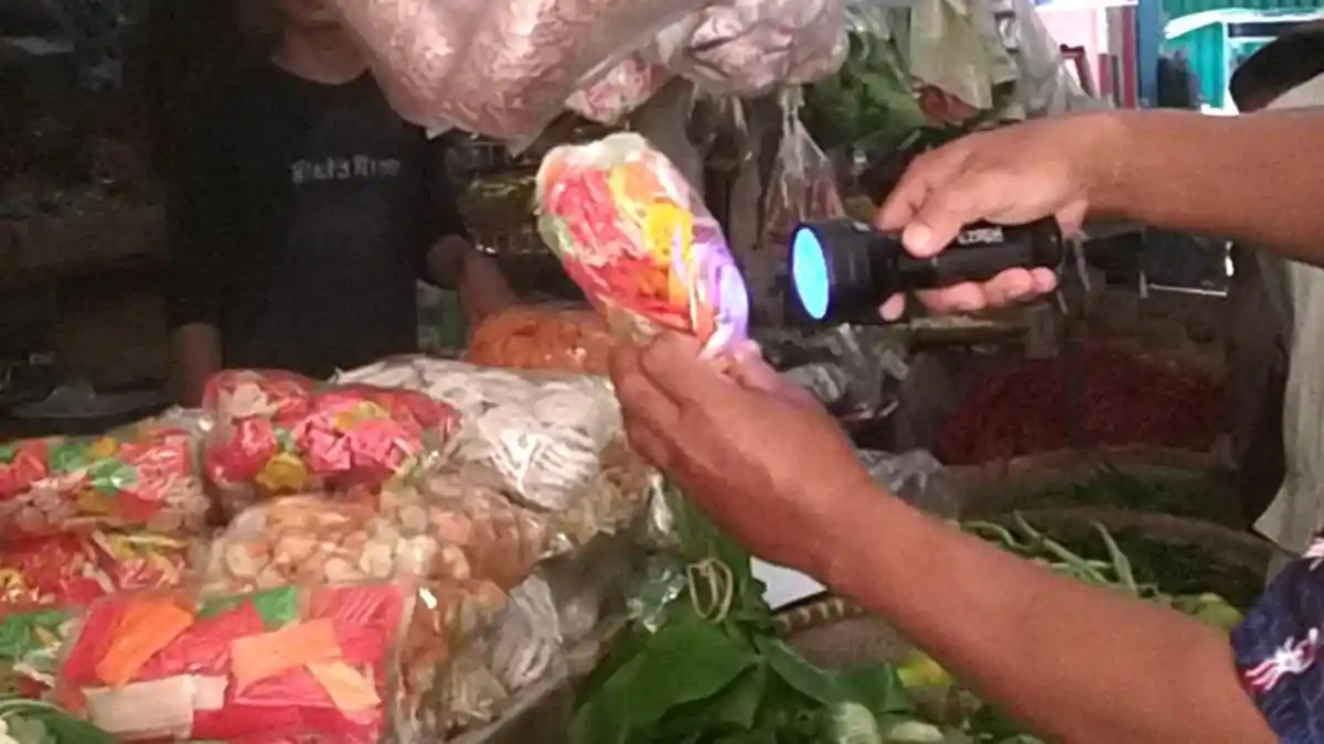 Geger! Kerupuk di Pasar Majenang Cilacap Tercemar Pewarna Tekstil Berbahaya