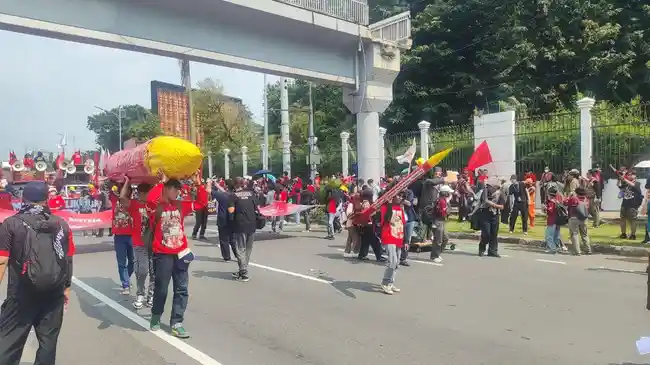 Peringatan May Day 2026, Massa Buruh Gotong 'Rudal' ke Depan Gerbang DPR