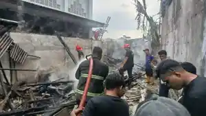 PEMADAMAN-Proses-pemadaman-api-yang-membakar-bangunan.jpg
