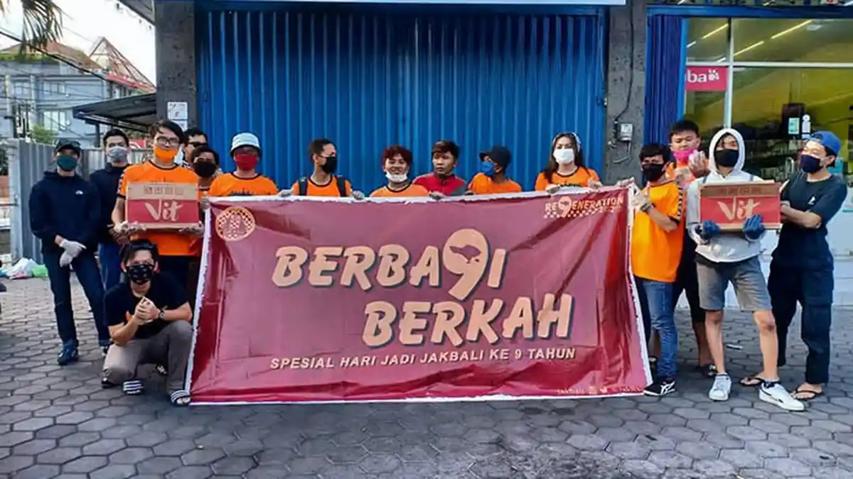 Peringati Hari Jadi Ke-9, The Jak Mania Bali Bagi-bagi Takjil Gratis