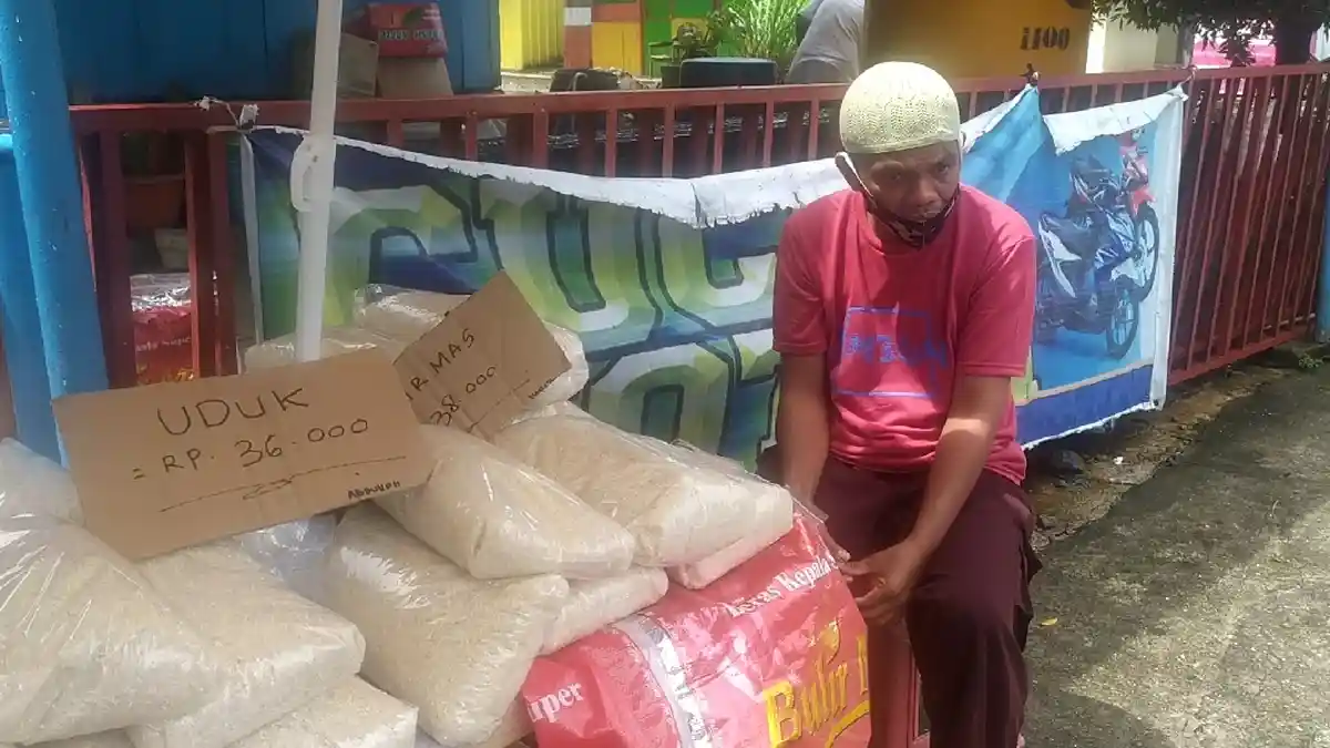 Berkah Ramadan, Jual Beras Zakat Fitrah Selamatkan Tukang Becak Terdampak Corona di Ambon