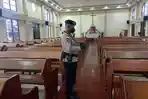 Satbrimob Polda Kalbar Sterilisasi di Gereja Menjelang Pelaksanaan Obadah Kenaikan Yesus Kristus