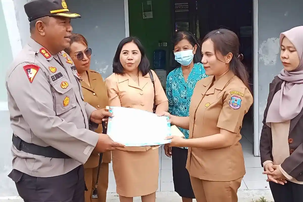 Personel Polres Mansel Patungan Berikan Sumbangan untuk Anak Stunting: Angkat Lima Anak Asuh